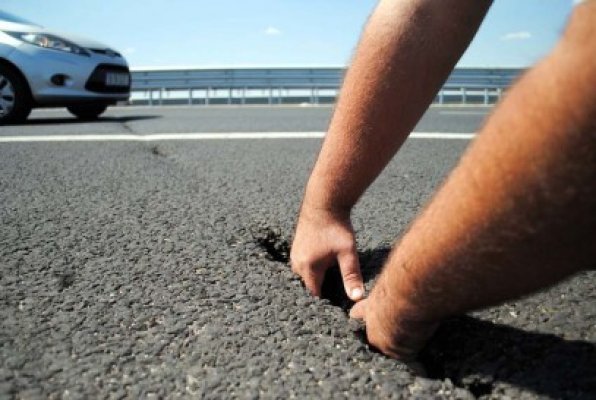 Fenechiu promite că repară gropile de pe DN1 şi A2